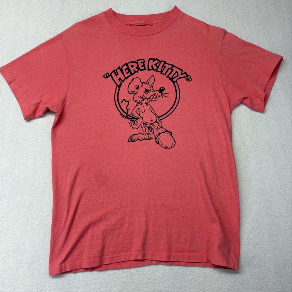 Vintage 80’s Mens T Shirt Size Small Here Kitty Kitty Made In USA Rare Pink